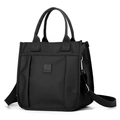 Borsa tote minimalista in nylon nero con tracolla regolabile e logo del marchio - Nero