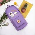 Detail eines lila Canvas-Mäppchens mit süßem Cartoon-Druck und Bären-Patch-Verzierung - Lila (Mit Brosche)