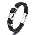 Detalle de pulsera para hombre en cuero trenzado negro con cierre magnético en forma X - Color Acero