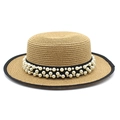 Detalle de sombrero de paja plano con cinta de perlas y textura tejida elegante - M (56-58cm) / Caqui