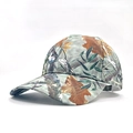 Klassische Outdoor-Baseballkappe mit realistischem Waldblatt-Tarnmuster auf weißem Hintergrund - Erwachsene / Blaues Blatt