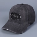 Detalle del parche bordado D.daisy en gorra de béisbol de mezclilla gris con efecto gastado - M (56-58cm) / Gris