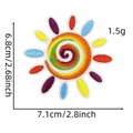 Gedetailleerde weergave van een kleurrijke zon borduurbatch met maten 7,1cm bij 6,8cm - Kleurrijke Zon