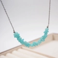 Collana minimalista in acciaio al titanio con pietre naturali frantumate azzurre - Stile Acquamarina