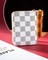 Portacarte a fisarmonica con motivo a scacchi bianco e grigio e zip dorata - Stile a scacchi con bordo smaltato bianco