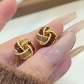 Gros plan détaillé des boucles d'oreilles nœuds rétro en émail bordeaux et beige - Style Nœud Multicolore Or avec Silver Earring Post (22#)