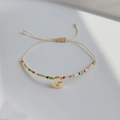 Detailansicht des bunten Miyuki-Perlenarmbands mit goldenem G und verstellbarem Band - Buchstabe G