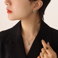 Conjunto de joyas bohemias doradas con pendientes de turquesa y anillo de ojo de tigre - Pendientes de Turquesa Azul Dorado