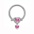 Makroaufnahme von Herz-Edelstein mit Amorpfeil auf Edelstahl-Piercingring - Silber Amor Pfeil Rosa Herz Stil (#4)