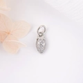 Pendentif fraise en argent scintillant avec zircons sur un fond blanc épuré - Forme de fraise / Argenté