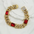 Dettaglio del bracciale cubano dorato con diamanti e grandi pietre preziose rosse - Oro Rosso