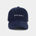 Detalle de la textura de pana azul marino y el bordado blanco baba en la gorra de béisbol - Ajustable / Azul marino