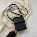 Minimalistische schwarze Leder Umhängetasche mit verstellbarem Riemen für einen stilvollen Look - Schwarz