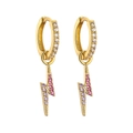 Primer plano de pendientes de aro dorados con rayos y circonitas rosas y moradas - Rayo de Circonita Multicolor Dorado
