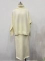 Détail du pull en tricot à col montant et de la jupe longue en maille crème beige - S / Blanc Cassé
