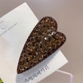 Primer plano de pinza para el cabello en forma de corazón con pedrería ámbar - Marrón