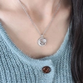 Zilveren ketting met zon en maan hanger en strass steentjes gedragen door model - 40+5CM Verlengketting / Zilver
