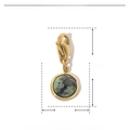 Makroansicht des 20mm Naturstein-Anhängers mit Karabinerverschluss aus vergoldetem Edelstahl - Gold Rund-Grüner Naturstein