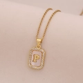 Vue détaillée du pendentif carré doré avec lettre P, nacre et bordure en cristal - Lettre P