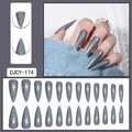 Vista macro de 24 uñas postizas largas stiletto con purpurina holográfica láser plateada - Gris Holográfico