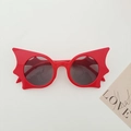 Occhiali da sole rossi a forma di pipistrello alla moda con lenti grigio scuro su bianco - Rosso