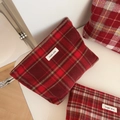 Detailansicht der roten Karo-Woll-Kosmetiktaschen mit Simple Wish Label auf weißem Grund - Dunkelrot Großes Karo