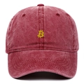 Dettaglio del cappellino vintage bordeaux con ricamo del logo Bitcoin in giallo - Borgogna