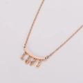 Collar chapado en oro rosa de 18K con letras LOVE y un colgante de barra curva - Oro rosa