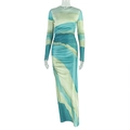 Detail van de zijwaartse rimpeling en groenblauwe abstracte print op de maxi-jurk - S / Teal