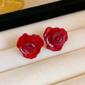 Elegante rote Rosen-Ohrstecker in weißer Schmuckschatulle mit naturgetreuen 3D-Blüten - Rot