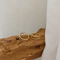 Doppellagige goldene Creolen mit Seilstruktur auf einem minimalistischen Holzsockel - 5# Gold E43 (Zweilagige gedrehte Seil-Creolen)