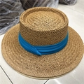 Flacher Strohhut in Hellbraun mit einem leuchtend himmelblauen dekorativen Band für Damen - Khaki Hut Mit Blauem Band