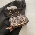 Sac bandoulière tendance à imprimé léopard avec chaîne dorée posé sur un blazer - Marron