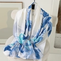 Longue écharpe en soie avec imprimé feuille de ginkgo et fleurs bleues sur blanc - Porcelaine Bleue et Blanche (Style 7)