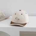 Dettaglio cappellino neonato con visiera marrone morbida e ricamo a cavallo in cotone - 48-50cm (1-2 anni) / Bianco Sporco