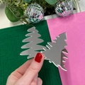 Dettaglio di due decorazioni per cupcake in acrilico specchiato argento a forma di albero - Albero di Natale Argento Set da 2