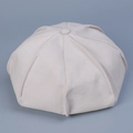 Primer plano de la boina de algodón crema con costuras de ocho paneles y botón superior - M(56-58cm) / Beige