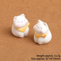 Detailansicht der Mini-Resin-Katzenfigur mit gelbem Schal und Maßen von 31x24x25mm - Gelbe Fliege Weiße Katze - Glänzend