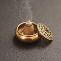 Antiker Weihrauchbrenner aus Bronze mit hohlem Deckel und Rauch auf dunklem Leder - Glatter Mini-Brenner