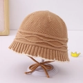 Dettaglio cappello in maglia marrone per bambini con trama a nido d'ape e bordi bianchi - Cachi / 50cm