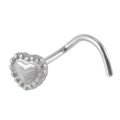 Dettaglio ravvicinato di un piercing al naso a cuore in argento con bordi a micro palline - 0.8x7mm / Color Acciaio