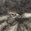 Minimalistische S925 sterling zilveren golfring met zirkonia op grijze stoffen achtergrond - Verstelbaar Open / Witgoud