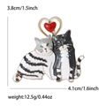 Schattige emaille kattenpaar broche met hart, meet 3,8x4,1 cm en weegt 12,5 g - Grijs
