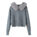 Dettaglio cardigan grigio con cerniera, ampio collo in ecopelliccia e trama a costine - S / Grigio