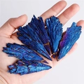 Makroaufnahme von pfauenblauen und violetten irisierenden Turmalin-Mineralkristallproben - 50-70g / Blau
