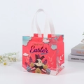 Sac cadeau de Pâques rouge en non-tissé avec texte et illustration lapin et œufs - DT13 Marquage à l'or / 20X20X15CM