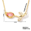 Detail van de gouden tulp hanger met roze steen en met zirkoon bezette bladaccenten - Roze