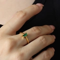 Minimalistischer Goldring mit einem rechteckigen, smaragdgrünen Zirkonia-Stein - US 6 / Grüner Zirkon Gold