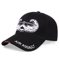 Schwarze Baseballkappe mit weißer Adler-Stickerei und Air Assault-Text an der Seite - Verstellbar / Schwarz
