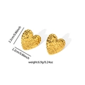 Detailansicht der 18K Gold Herzohrringe mit Knitterstruktur und 2,2cm Maßangaben - Zerknittertes Herz Stil (0686)
